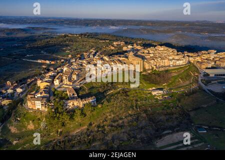 Horta de Sant Joan bei Sonnenaufgang. Luftaufnahme (Katalonien, Spanien) ESP: Horta de Sant Joan al amanecer. Vista aérea (Cataluña, España) Stockfoto