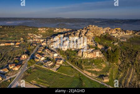 Horta de Sant Joan bei Sonnenaufgang. Luftaufnahme (Katalonien, Spanien) ESP: Horta de Sant Joan al amanecer. Vista aérea (Cataluña, España) Stockfoto