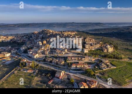 Horta de Sant Joan bei Sonnenaufgang. Luftaufnahme (Katalonien, Spanien) ESP: Horta de Sant Joan al amanecer. Vista aérea (Cataluña, España) Stockfoto