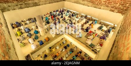 Bangladesch. 02nd Oktober 2020. Jummah Gebet in Bangladesch während der Covid Zeit. (Foto: Mustasinur Rahman Alvi/Pacific Press) Quelle: Pacific Press Media Production Corp./Alamy Live News Stockfoto