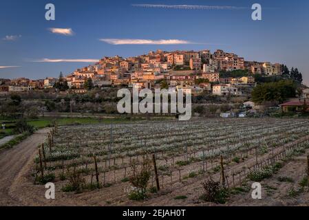 Horta de Sant Joan in einem Winter Sonnenuntergang. Blick von den Weinbergen in der Nähe des Dorfes (Katalonien, Spanien) Stockfoto