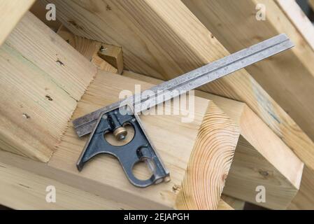 Werkzeuge eines Dachdeckers / Bauherrn, die einen Raum in bauen Das Dach einer Wohnimmobilie Stockfoto