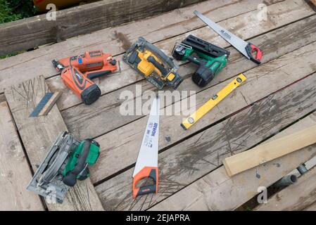 Werkzeuge eines Dachdeckers / Bauherrn, die einen Raum in bauen Das Dach einer Wohnimmobilie Stockfoto