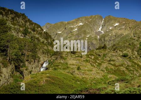 Mont-roig Gipfelblick vom Zufahrtsweg durch das Tal (Naturpark Alt Pirineu, Pyrenäen, Katalonien, Spanien) Stockfoto