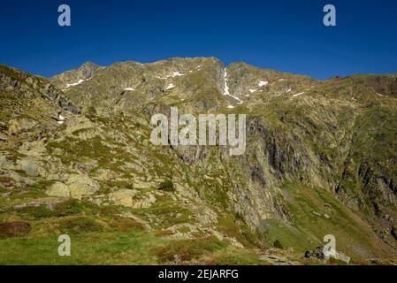 Mont-roig Gipfelblick vom Zufahrtsweg durch das Tal (Naturpark Alt Pirineu, Pyrenäen, Katalonien, Spanien) Stockfoto