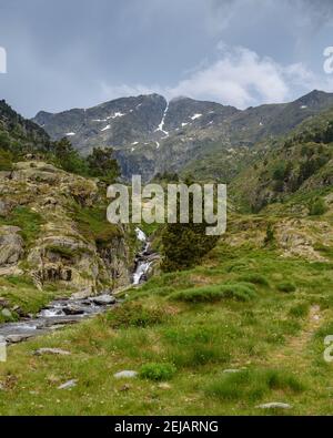 Mont-roig Gipfelblick vom Zufahrtsweg durch das Tal (Naturpark Alt Pirineu, Pyrenäen, Katalonien, Spanien) Stockfoto