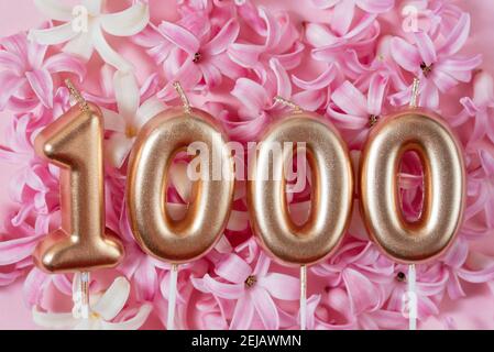 1000 Follower-Karte. Vorlage für soziale Netzwerke, Blogs. Hintergrund mit rosa Blüten. Banner zur Feier sozialer Medien. 1K Online-Community-Fans. 1 o Stockfoto