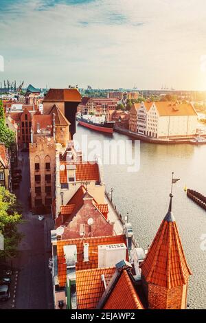 Antikes Gebäude und Fluss Motlawa in Danzig, Polen. Ein Blick von oben. Polnische Architektur. Stockfoto