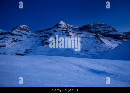 Sonnenaufgang am Ordesa Canyon. Blick auf die Südwand des Monte Perdido (Nationalpark Ordesa y Monte Perdido, Spanien, Pyrenäen) Stockfoto