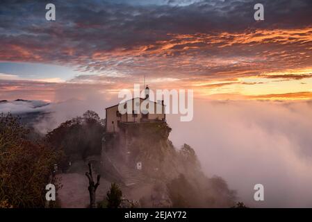 Sonnenaufgang in Bellmunt Sanctuary (Osona, Provinz Barcelona, Katalonien, Spanien) ESP: Amanecer desde el mirador del Santuario de Bellmunt, Osona, Barcelona Stockfoto