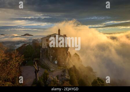 Sonnenaufgang in Bellmunt Sanctuary (Osona, Provinz Barcelona, Katalonien, Spanien) ESP: Amanecer desde el mirador del Santuario de Bellmunt, Osona, Barcelona Stockfoto