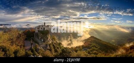 Sonnenaufgang im Sanctuary Bellmunt (Osona, Provinz Barcelona, Katalonien, Spanien) ESP: Amanecer desde el mirador del Santuario de Bellmunt (Osona) Stockfoto