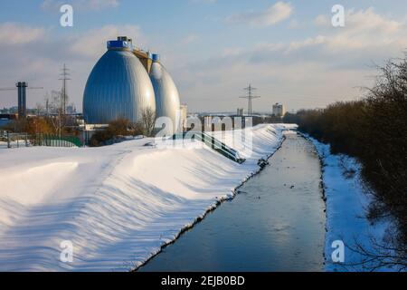 Dortmund, Nordrhein-Westfalen, Deutschland - sonnige Winterlandschaft im Ruhrgebiet, Eis und Schnee auf der renaturierten Emscher, Aufschlusstürme Stockfoto