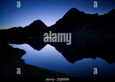 Sonnenaufgang im See Llena Cantal (Tena-Tal, Aragon, Spanien, Pyrenäen) ESP: Amanecer al bón de Llena Cantal (Valle de Tena, Aragón, Pirineos) Fr. Stockfoto