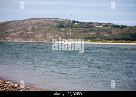 Segeln Sie auf dem River Conwy bis zum Moor in Conwy Snowdonia Nordwales Stockfoto