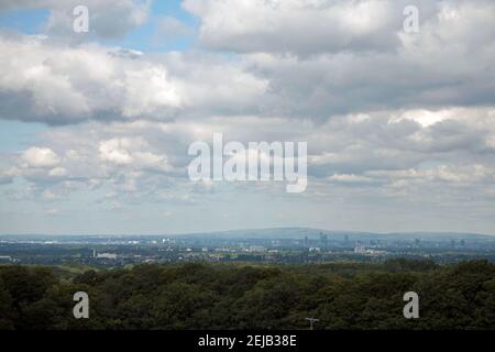 Sommersturm über Manchester aus dem Norden Cheshire betrachtet Weg in der Nähe von Lyme Park Disley Cheshire England Stockfoto