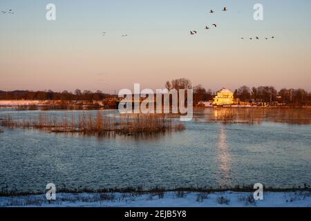 Wesel, Nordrhein-Westfalen, Deutschland - sonnige Winterlandschaft im Ruhrgebiet, Eis und Schnee an der Lippe, Lippemäder kurz vor dem Mo Stockfoto