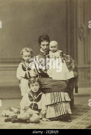 Großherzogin Maria Fjodorowna mit Kindern, Nikolaus Alexandrowitsch, Georg Alexandrowitsch und Xenia Alexandrowna. Museum: PRIVATE SAMMLUNG. Autor: Georg Emil Hansen. Stockfoto