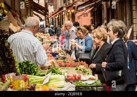 Menschen kaufen frisches Obst und Gemüse für ssale auf einem Marktstand in Bologna Italien Stockfoto