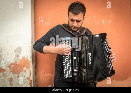 Ein Straßenmusiker spielt ein roland Akkordeon in einer Straße hinein Bologna Italien Stockfoto