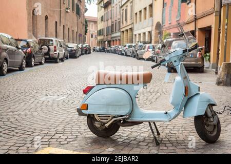 Eine hellblaue vespa Motorroller auf einer Straße geparkt In Bologna Italien Stockfoto