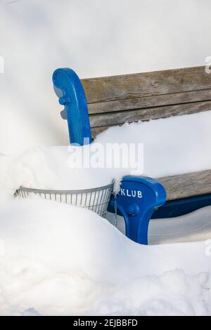 Hamm, Nordrhein-Westfalen, Deutschland - Eis und Schnee auf der Lippe, Bank mit Schnee, Ruderclub Hamm. Stockfoto