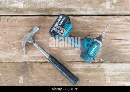 Werkzeuge eines Dachdeckers / Bauherrn, die einen Raum in bauen Das Dach einer Wohnimmobilie Stockfoto