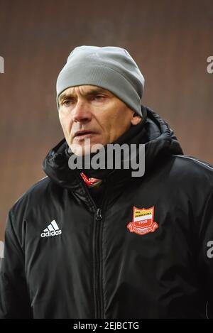 LUBIN, POLEN - 11. FEBRUAR 2021: Fußballspiel Fortuna Polish Cup zwischen KGHM Zaglebie Lubin - Chojniczanka Chojnice 0:0 (4:5). Adam Nocon Kopf Co Stockfoto