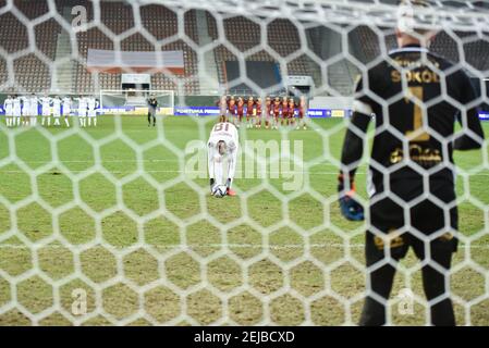 LUBIN, POLEN - 11. FEBRUAR 2021: Fußballspiel Fortuna Polish Cup zwischen KGHM Zaglebie Lubin - Chojniczanka Chojnice 0:0 (4:5). Filip Starzynski d Stockfoto