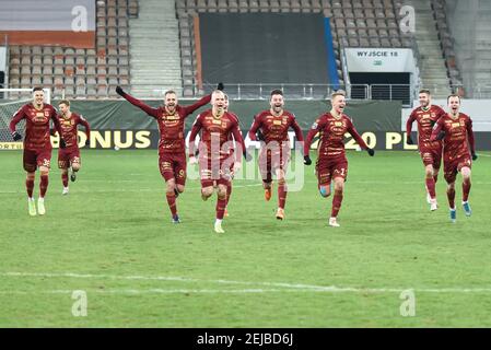 LUBIN, POLEN - 11. FEBRUAR 2021: Fußballspiel Fortuna Polish Cup zwischen KGHM Zaglebie Lubin - Chojniczanka Chojnice 0:0 (4:5). Joy Team von Chojni Stockfoto