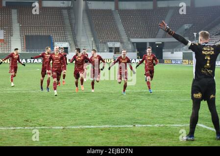 LUBIN, POLEN - 11. FEBRUAR 2021: Fußballspiel Fortuna Polish Cup zwischen KGHM Zaglebie Lubin - Chojniczanka Chojnice 0:0 (4:5). Joy Team von Chojni Stockfoto