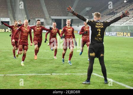 LUBIN, POLEN - 11. FEBRUAR 2021: Fußballspiel Fortuna Polish Cup zwischen KGHM Zaglebie Lubin - Chojniczanka Chojnice 0:0 (4:5). Joy Team von Chojni Stockfoto