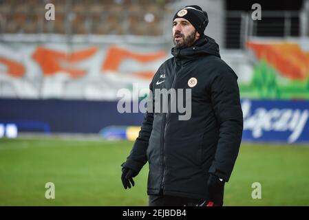 LUBIN, POLEN - 11. FEBRUAR 2021: Fußballspiel Fortuna Polish Cup zwischen KGHM Zaglebie Lubin - Chojniczanka Chojnice 0:0 (4:5). Martin Sevela Leiter Stockfoto