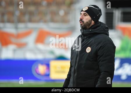 LUBIN, POLEN - 11. FEBRUAR 2021: Fußballspiel Fortuna Polish Cup zwischen KGHM Zaglebie Lubin - Chojniczanka Chojnice 0:0 (4:5). Martin Sevela Leiter Stockfoto