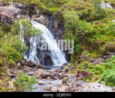 Einer der wenigen größeren Wasserfälle an den wunderschönen Fairy Pools auf Isle of Skye, Schottland, Großbritannien Stockfoto