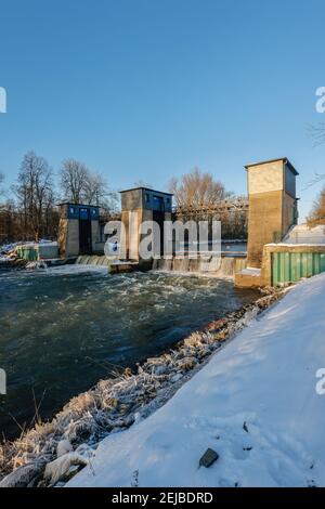 Lunen, Nordrhein-Westfalen, Deutschland - sonnige Winterlandschaft im Ruhrgebiet, Wehr Westfalia bei Sonnenuntergang mit Eis und Schnee auf der Lippe. Stockfoto