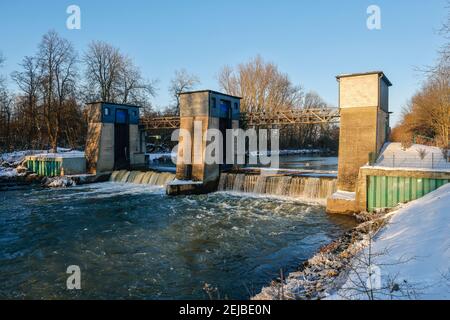 Lunen, Nordrhein-Westfalen, Deutschland - sonnige Winterlandschaft im Ruhrgebiet, Wehr Westfalia bei Sonnenuntergang mit Eis und Schnee auf der Lippe. Stockfoto