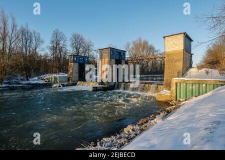 Lunen, Nordrhein-Westfalen, Deutschland - sonnige Winterlandschaft im Ruhrgebiet, Wehr Westfalia bei Sonnenuntergang mit Eis und Schnee auf der Lippe. Stockfoto