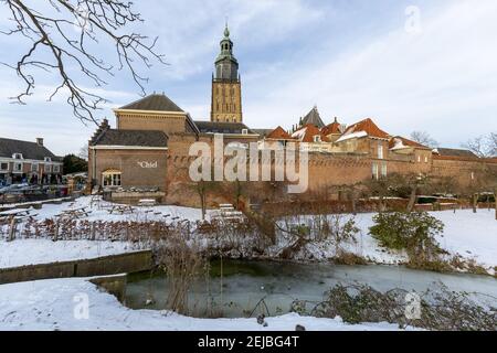 ZUTPHEN, NIEDERLANDE - 14. Feb 2021: Weitblick auf ikonische mittelalterliche historische Gebäude in der Hansestadt Zutphen, Niederlande, im Winter mit Stockfoto