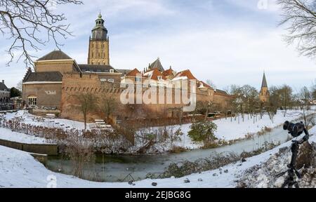 ZUTPHEN, NIEDERLANDE - 14. Feb 2021: Weitblick auf ikonische mittelalterliche historische Gebäude in der Hansestadt Zutphen, Niederlande, im Winter mit Stockfoto