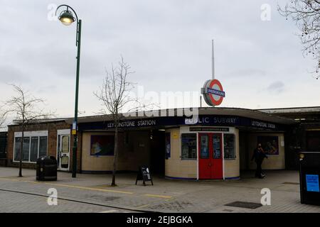LEYTONSTONE, LONDON - 22nd. FEBRUAR 2021: Eingang zur U-Bahnstation Leytonstone an der Church Lane. Stockfoto
