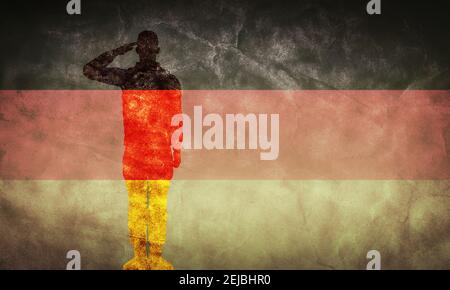 Deutsche Grunge Flagge mit Soldat Silhouette. Vintage-Retro-Style. Hohe Auflösung, hd-Qualität. Artikel aus meiner Grunge Flags Sammlung. Stockfoto