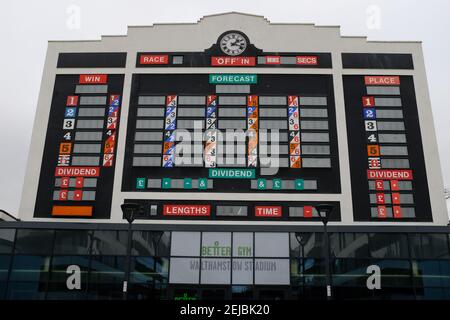 WALTHAMSTOW, LONDON - 22nd. FEBRUAR 2021: Die erhaltene Art déco-Anzeigetafel auf der alten Windhundrennbahn im Walthamstow Stadium in East London. Stockfoto