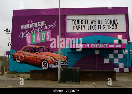 TOTTENHAM, LONDON - 22nd. FEBRUAR 2021: Eingangsgebäude für die Fahrt im Kino 'The Drive in London'. Stockfoto