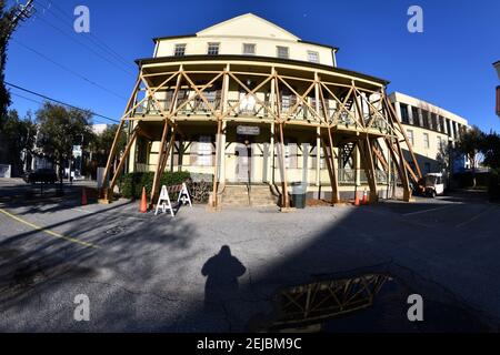 Multi-Cultural Center wird restauriert, Eingang zur College-Bibliothek, griechischer Brief, Glockenturm, Uhr, Gründer viktorianischen Haus, Religion Stockfoto