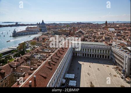 Luftaufnahme vom Markusturm auf den Markusplatz mit der Basilika Santa Maria della Salute und der Punta della Dogana dahinter, Venedig, Venetien, IT Stockfoto
