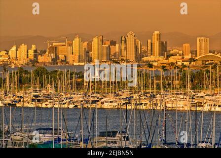 San Diego Downtown, Yachten gesehen über San Diego Bay bei Sonnenuntergang, Kalifornien, USA Stockfoto