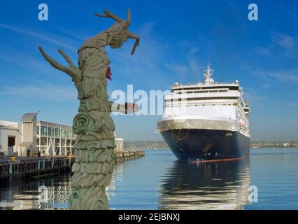 MS Vendam Kreuzfahrtschiff Ankunft am Embarcadero Terminal, Tree man mit Red Birds Skulptur von Julia Klemek in San Diego, Kalifornien, USA Stockfoto