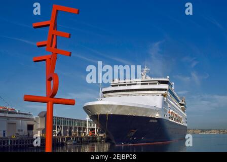 MS Vendam Kreuzfahrtschiff Ankunft am Embarcadero Terminal, Orange Tree Skulptur von Guy Mayenobe in San Diego, Kalifornien, USA Stockfoto