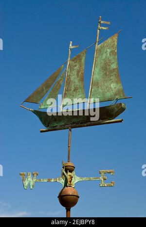 Segelboot Kupfer Wettervane im El Centro Artesiano Geschenkladen in der Altstadt, San Diego, Kalifornien, USA Stockfoto